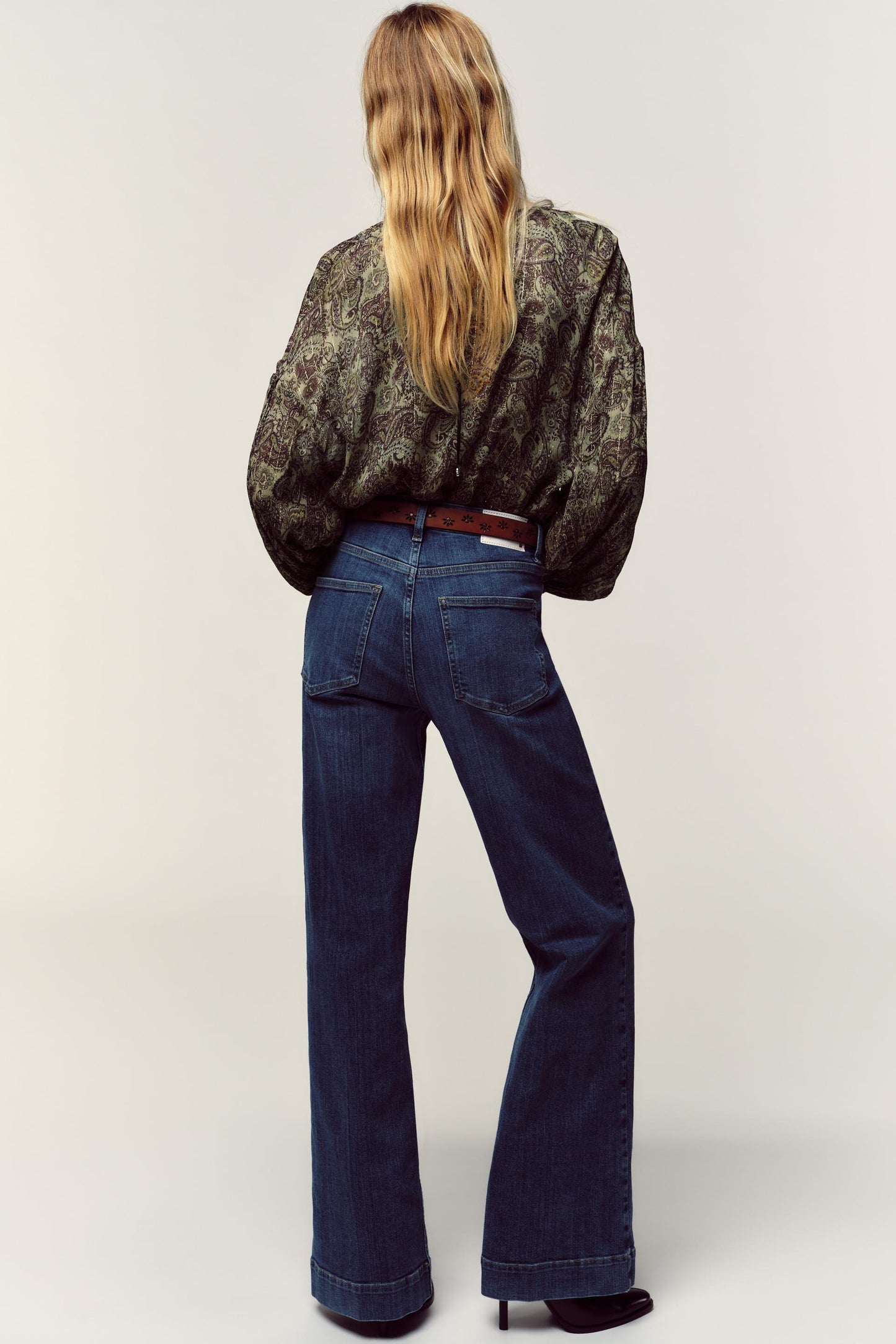 JEANS 70's FLARE DE CINTURA SUBIDA COM CINTO